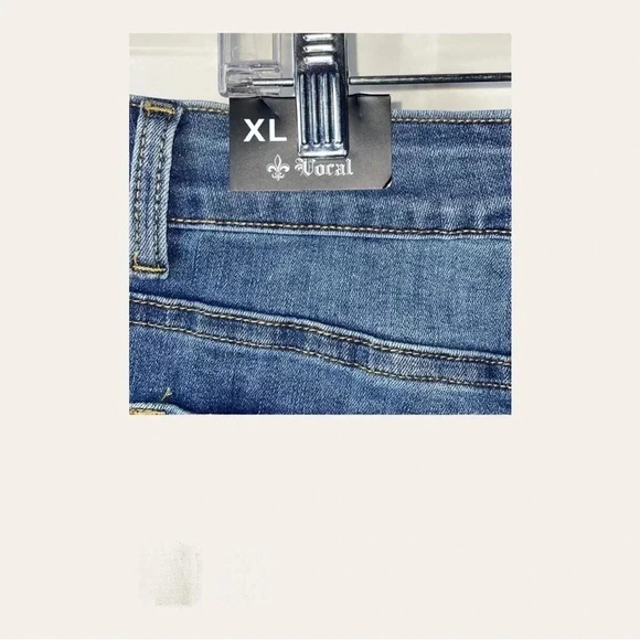 0792. NWT VOCAL DENIM SHORTS WITH CUFFED BOTTOMS AND STUDED LIKE DIAMONDS - Picture 12 of 12
